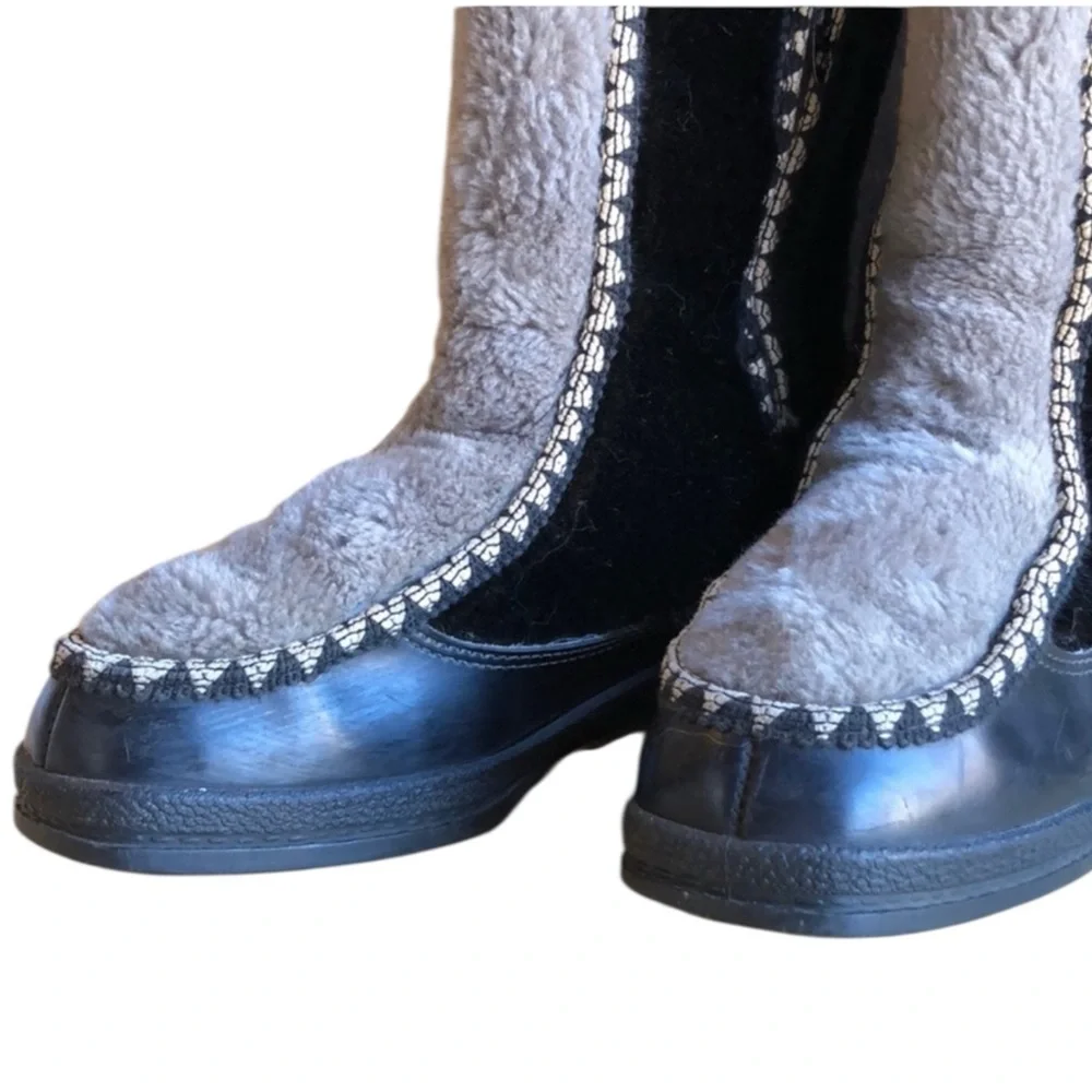 SNOWLAND Vintage 70's Sherpa Winter Boots in Faux Fur Size 8 -- VINTAGE QUEEN!!!